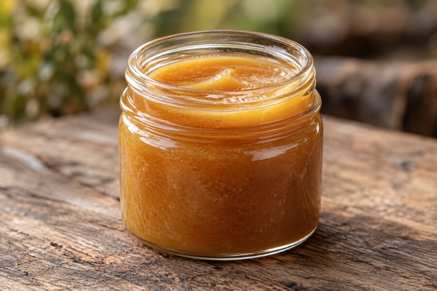 Offenes neutrales Glas mit dunklem und cremigem Manuka-Honig